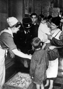 societies under german occupation - Nurses of the German relief organisation “Hilfszug Bayern” distributing food to French citizens, France 1940, Collection CEGESOMA