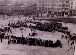 societies under german occupation -Queue of „Postimees“-customers in Estonia in spring 1943, Bildarchiv Herder-Institut Inv.nr. 156159